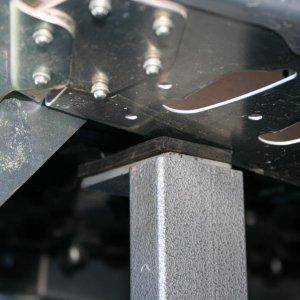 Rear support making contact with running board