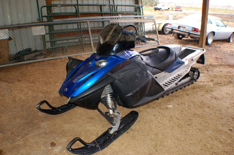 my recently acquired 2006 Ski-doo 800 Summit, as you can see it needs a front bumper, vents and it had 2 used  belts, Need new belts.