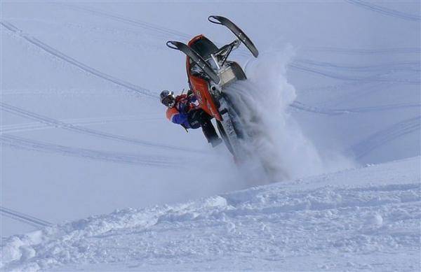 P1010275 (3)
Brent turned and set it down on the cornice then rode it out