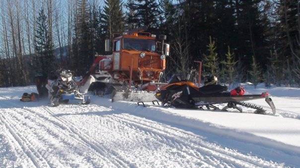 Pulled my buddy Jake over who was grooming to go for a ride. 13hrs round trip in that thing and Jake still rode hard all day!